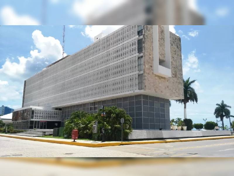Manifestante se desmaya en el palacio de gobierno en Campeche