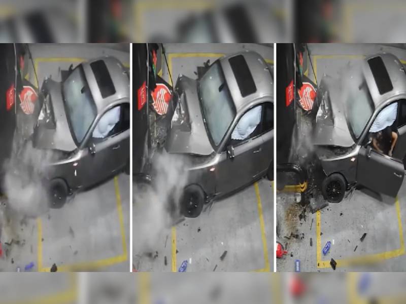 Video: Conductora choca su BMW contra gasolinera en Puebla; sale ilesa