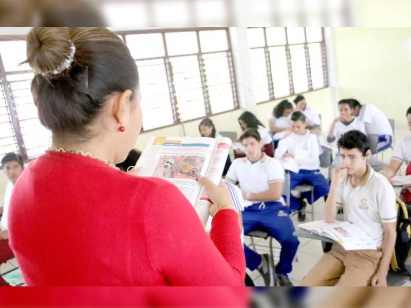 AMLO anuncia aumento de 8.2 por ciento para maestros