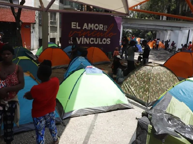 Migrantes vuelven al campamento improvisado en la colonia Juárez