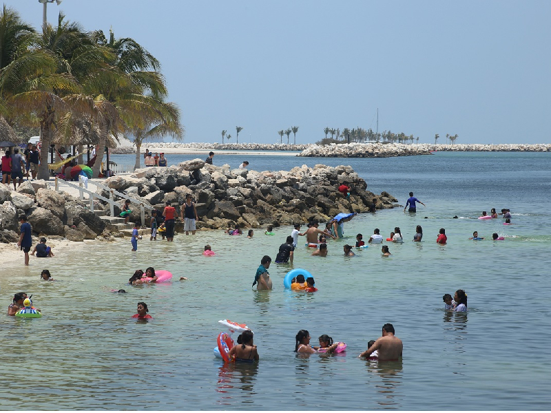 Playas de Campeche a tope por altas temperaturas