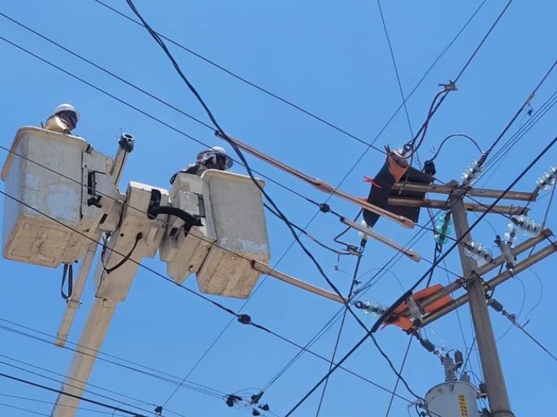 Cierran paso vehicular; exigen restablecer servicio de energía