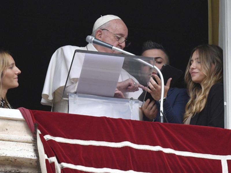 Papa Francisco reaparece en el Ángelus tras operación