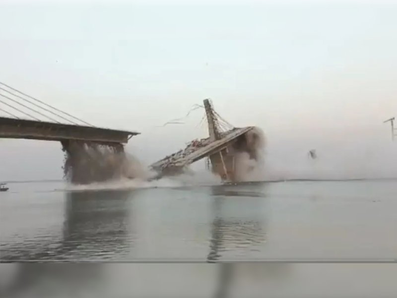 Video. Colapsa puente colgante en India; es la segunda ocasión