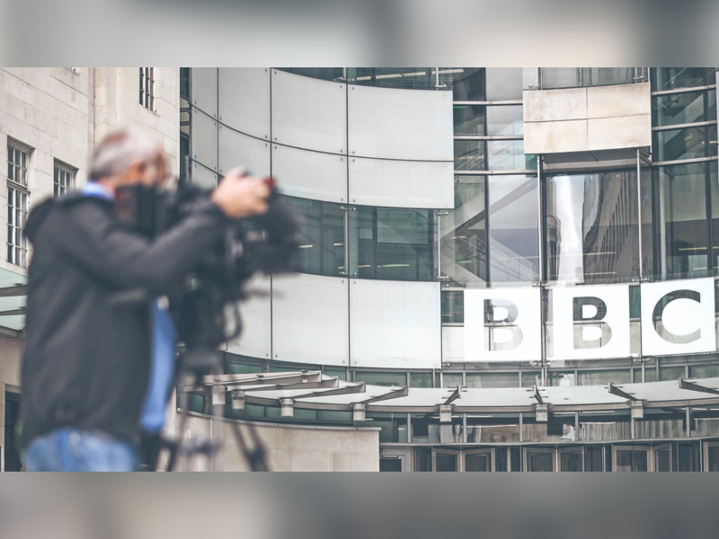 BBC suspende a empleado tras acusación de abusos