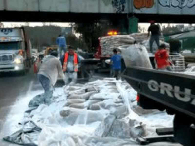 Caos en la México – Pachuca por volcadura