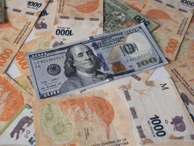 La moneda argentina sube hasta 550 pesos por dólar