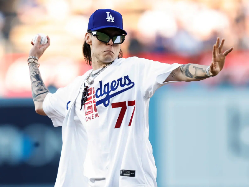 Peso Pluma recibe fuerte ovación en el estadio de los Dodgers