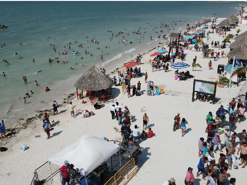 Playas de Campeche se llenan en este inicio de vacaciones de verano