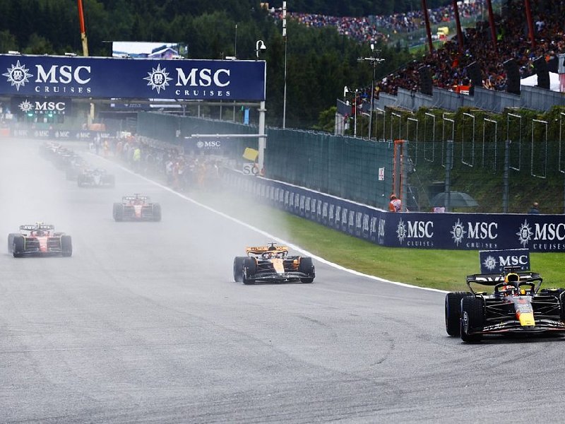 Verstappen gana el sprint del GP de Bélgica y Checo Pérez choca con Hamilton