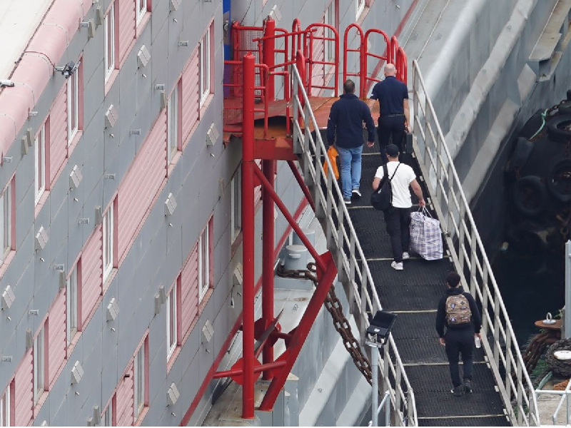 Suben primeros asilados a barco tras polémica en el Reino Unido