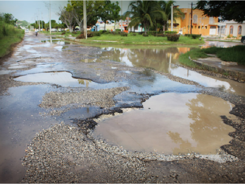 Lluvias fuertes llenan las calles de baches en Campeche