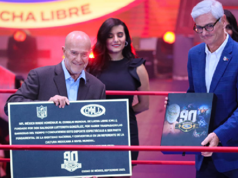La NFL México devela placa por los 90 años del Consejo Mundial de Lucha Libre