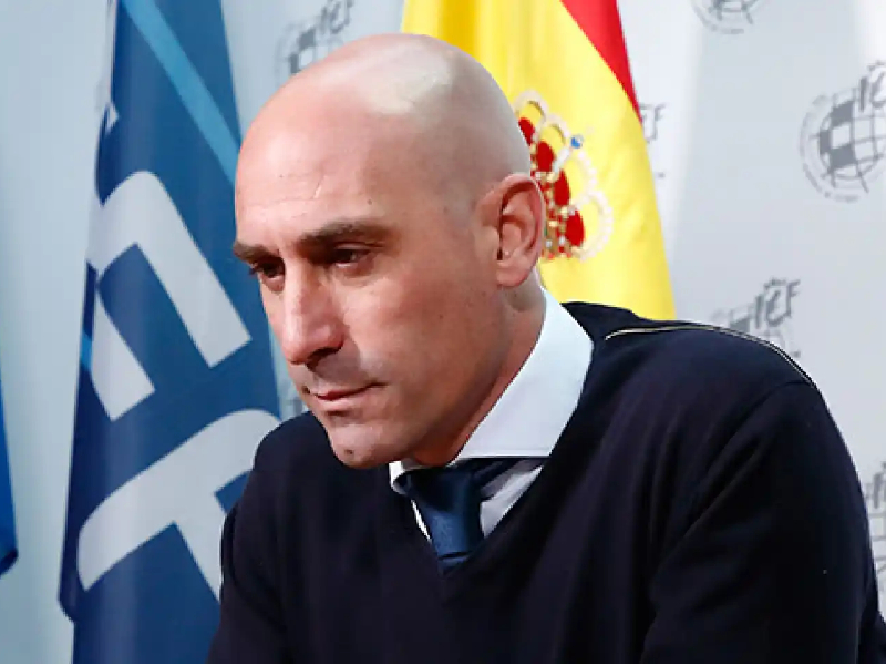 La Federación Española le quita a Rubiales su sueldo, coche y celular