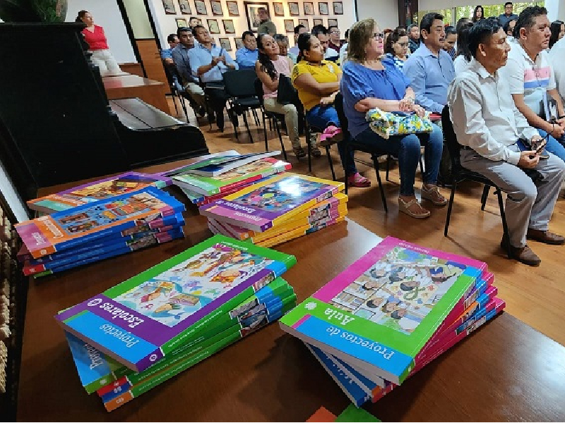 Organizan marcha en contra de libros de texto en Campeche