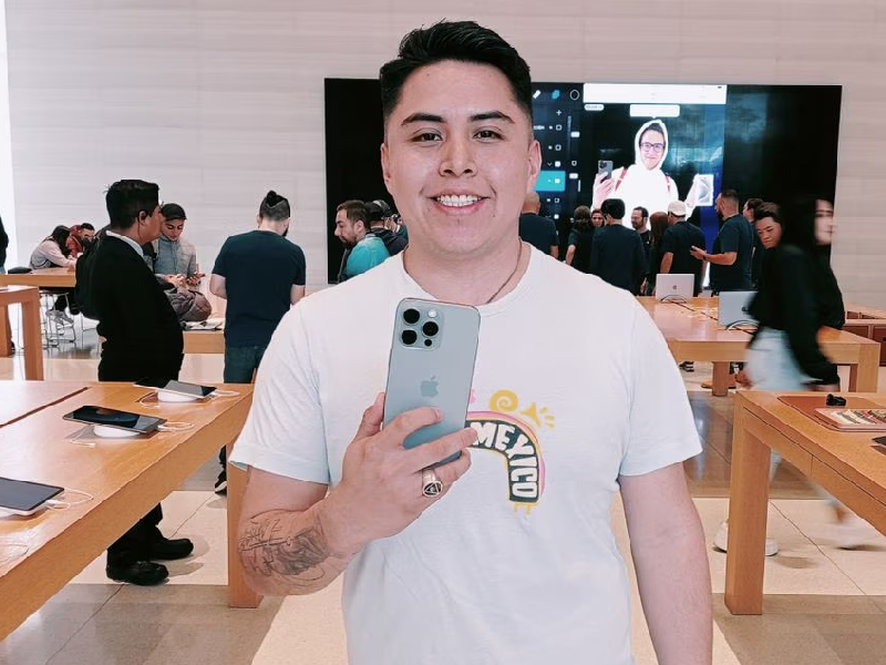 Arturo Delgado, el primer mexicano en comprar el iPhone 15
