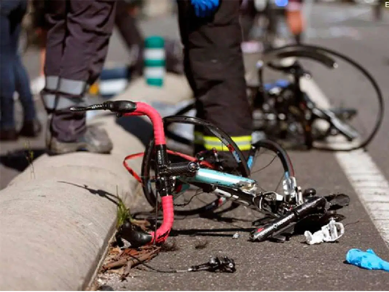 Jóvenes atropellan y provocan la muerte a ciclista por diversión