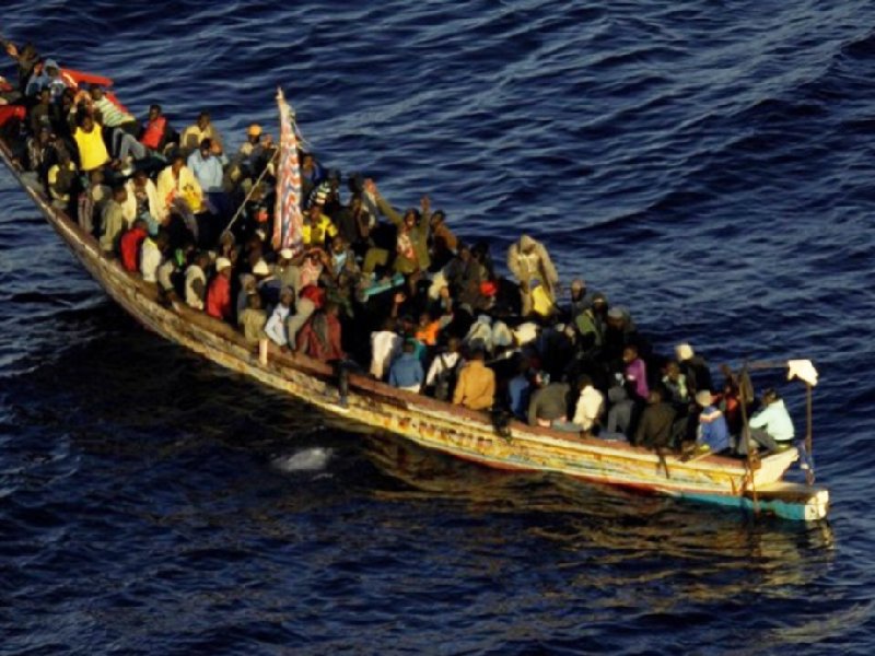 Casi 300 migrantes llegan a bordo de una embarcación a Canarias