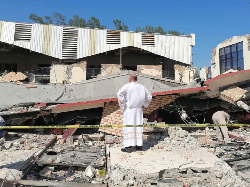 VIDEO: Así ocurrió el derrumbe del techo de la iglesia de Santa Cruz, Tamaulipas