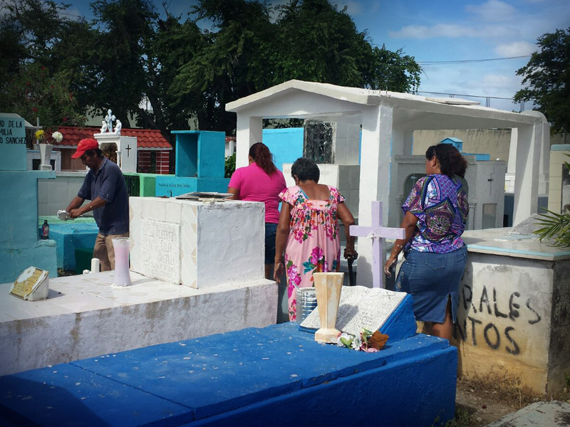 Humedad hace que barda de cementerio colpase sobre tumbas