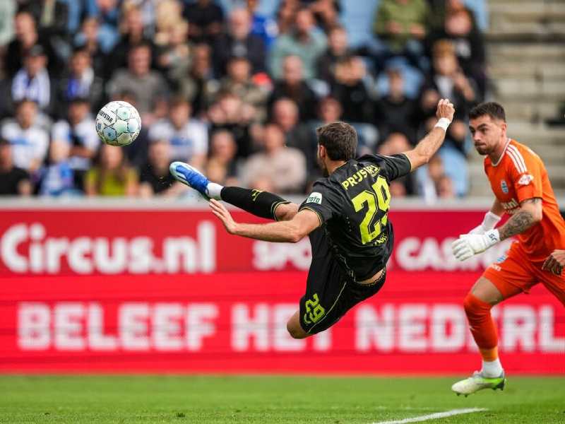 Santiago Giménez anota doblete en victoria del Feyenoord