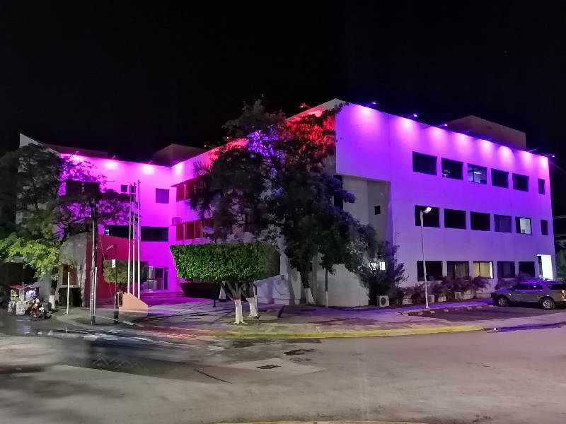 IMSS de Campeche se ilumina de rosa