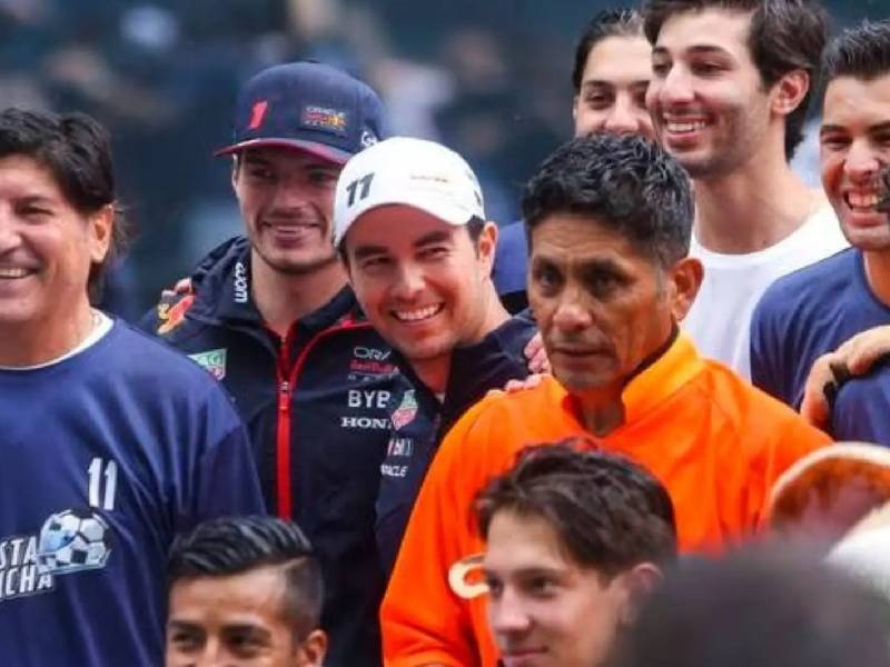 Checo Pérez, Max Verstappen y Jorge Campos disputan partido de futbol