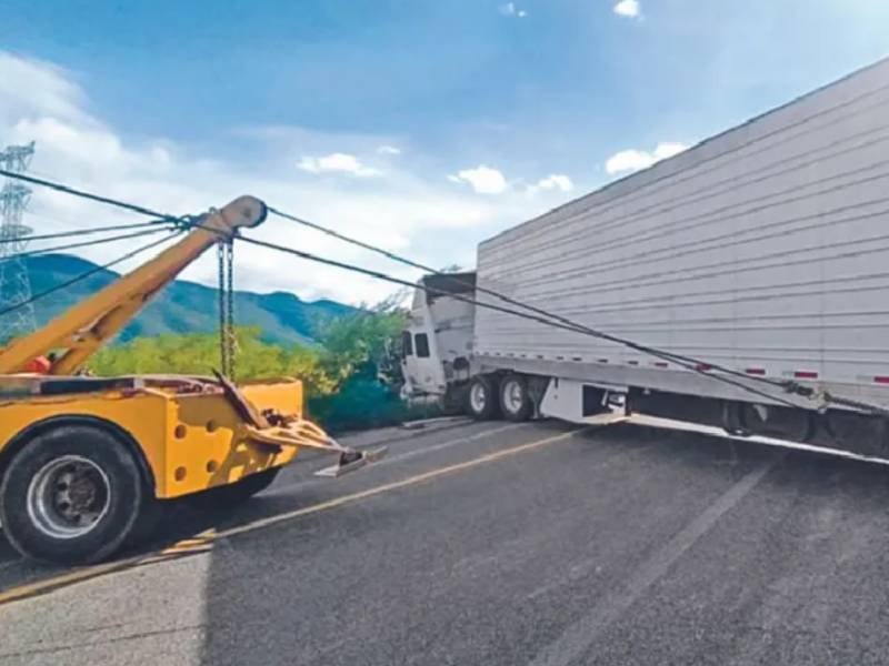 Volcadura de camión deja 32 lesionados en Oaxaca