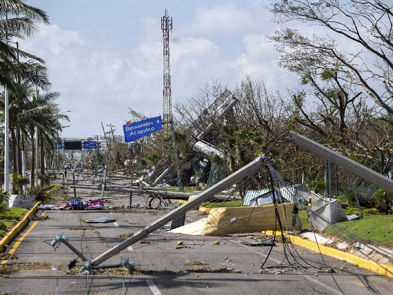 Vía terrestre, 20 mil personas salieron de Acapulco tras Otis