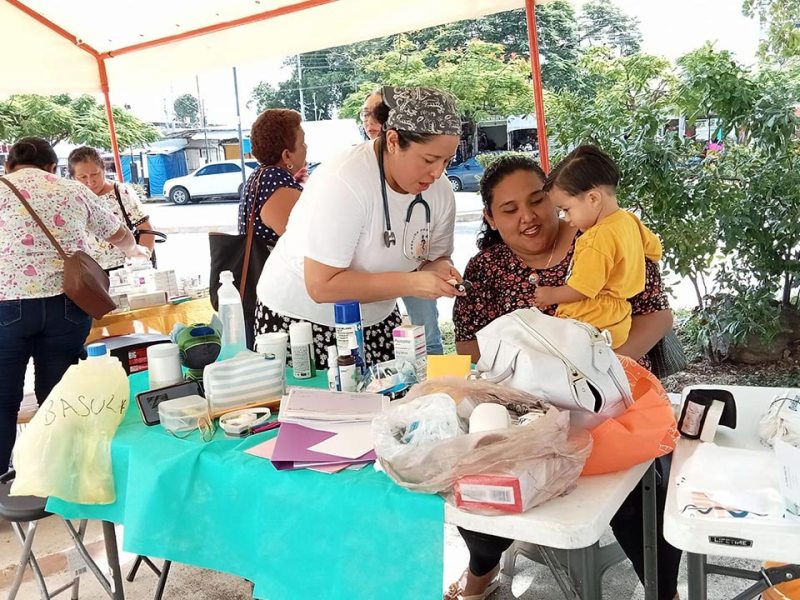 Enfermera vacunando a niño