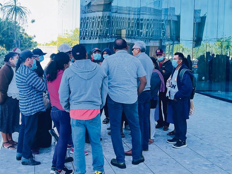 Jornaleros frente al palacio de gobierno de Campeche