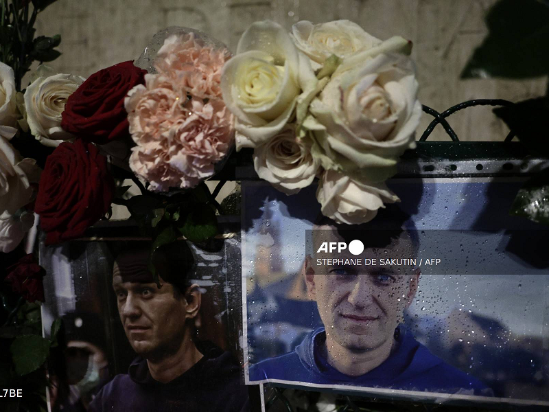 Un manto de flores cubre la tumba de Navalni en Moscú